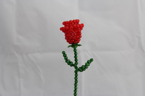 4月27日，在家里做什么可以掙錢又不用多投資，純手工項目受歡迎，手工之家的珠繡串珠項目好做在哪里，圖為勵志珠珠繡串珠手工產(chǎn)品剪影