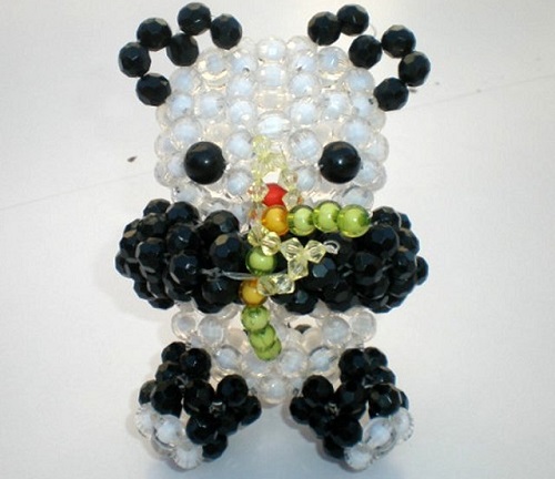 4月28日，在家能做的兼職正規(guī)，居家靈活就業(yè)好副業(yè)，在手工之家，發(fā)言權(quán)在一線人員手里，圖為勵(lì)志珠珠繡串珠手工產(chǎn)品剪影