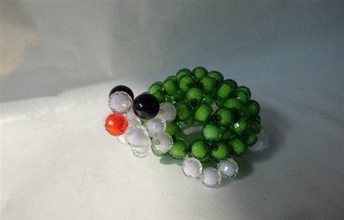 4月28日，在家能做的兼職正規(guī)，居家靈活就業(yè)好副業(yè)，在手工之家，發(fā)言權(quán)在一線人員手里，圖為勵(lì)志珠珠繡串珠手工產(chǎn)品剪影