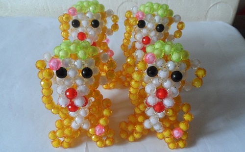 4月28日，在家能做的兼職正規(guī)，居家靈活就業(yè)好副業(yè)，在手工之家，發(fā)言權(quán)在一線人員手里，圖為勵(lì)志珠珠繡串珠手工產(chǎn)品剪影