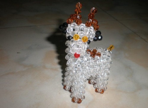 4月28日，在家能做的兼職正規(guī)，居家靈活就業(yè)好副業(yè)，在手工之家，發(fā)言權(quán)在一線人員手里，圖為勵(lì)志珠珠繡串珠手工產(chǎn)品剪影