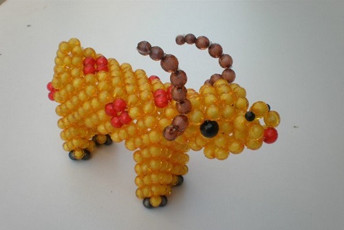 4月28日，在家能做的兼職正規(guī)，居家靈活就業(yè)好副業(yè)，在手工之家，發(fā)言權(quán)在一線人員手里，圖為勵(lì)志珠珠繡串珠手工產(chǎn)品剪影