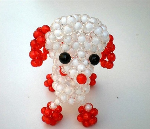 4月29日，在家怎么賺錢，在家可以做的兼職工作，居家靈活就業(yè)好副業(yè)，手工之家的加工人員加工銷售誰掙錢多，圖為勵志珠珠繡串珠手工產(chǎn)品剪影