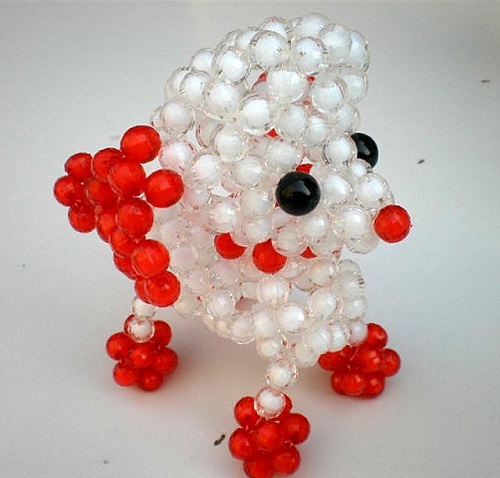 4月29日，在家怎么賺錢，在家可以做的兼職工作，居家靈活就業(yè)好副業(yè)，手工之家的加工人員加工銷售誰掙錢多，圖為勵志珠珠繡串珠手工產(chǎn)品剪影