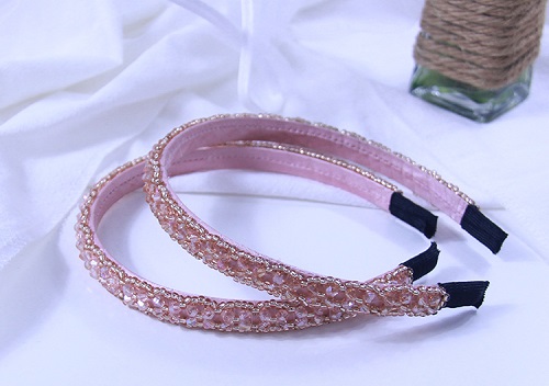 4月30日，在家兼職平臺正規(guī)的日結(jié)手工有沒有，在家手工掙錢，通過手工之家開飾品加工廠，收入如何，圖為勵志珠珠繡串珠手工產(chǎn)品剪影