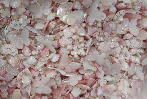 5月4日，在家做兼職的正規(guī)平臺，居家靈活就業(yè)好副業(yè)，在手工之家，加工人員各個(gè)有什么特點(diǎn)，圖為勵(lì)志珠珠繡串珠手工材料剪影