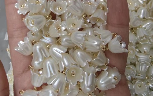 5月4日，在家做兼職的正規(guī)平臺，居家靈活就業(yè)好副業(yè)，在手工之家，加工人員各個(gè)有什么特點(diǎn)，圖為勵(lì)志珠珠繡串珠手工材料剪影