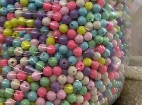 5月4日，在家做兼職的正規(guī)平臺，居家靈活就業(yè)好副業(yè)，在手工之家，加工人員各個(gè)有什么特點(diǎn)，圖為勵(lì)志珠珠繡串珠手工材料剪影