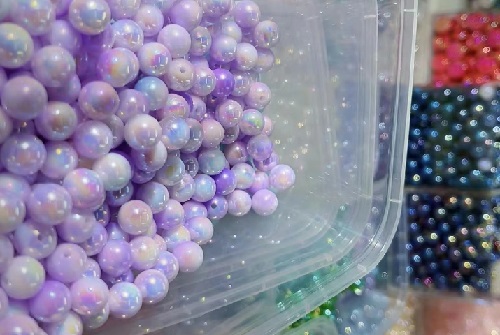 5月4日，在家做兼職的正規(guī)平臺，居家靈活就業(yè)好副業(yè)，在手工之家，加工人員各個(gè)有什么特點(diǎn)，圖為勵(lì)志珠珠繡串珠手工材料剪影