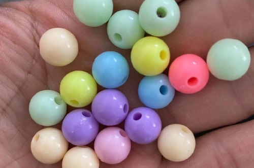 5月4日，在家做兼職的正規(guī)平臺，居家靈活就業(yè)好副業(yè)，在手工之家，加工人員各個(gè)有什么特點(diǎn)，圖為勵(lì)志珠珠繡串珠手工材料剪影