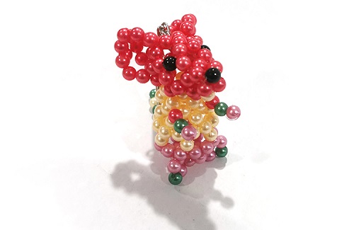 5月6日，兼職手工活外發(fā)加工在家可做，在家做的手工副業(yè)，手工之家的銷售、加工如何選產(chǎn)品，圖為勵志珠珠繡串珠手工產(chǎn)品剪影