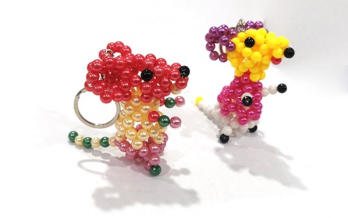 5月6日，兼職手工活外發(fā)加工在家可做，在家做的手工副業(yè)，手工之家的銷售、加工如何選產(chǎn)品，圖為勵志珠珠繡串珠手工產(chǎn)品剪影