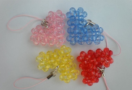 5月8日，在家做的手工活正規(guī)平臺(tái)，靈活就業(yè)好選擇，在手工之家加工、銷售收入哪個(gè)好，圖為勵(lì)志珠珠繡串珠手工產(chǎn)品剪影