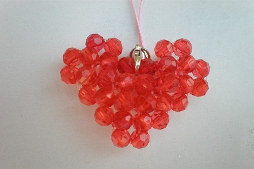 5月8日，在家做的手工活正規(guī)平臺(tái)，靈活就業(yè)好選擇，在手工之家加工、銷售收入哪個(gè)好，圖為勵(lì)志珠珠繡串珠手工產(chǎn)品剪影