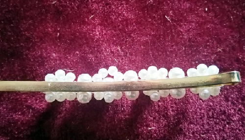 5月9日，手工活兼職是真的嗎，居家專兼職的好副業(yè)，靈活就業(yè)手工，手工之家加工銷售協(xié)同發(fā)展，圖為勵(lì)志珠珠繡串珠手工產(chǎn)品剪影