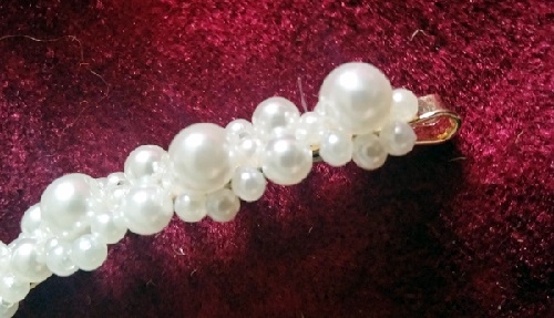 5月9日，手工活兼職是真的嗎，居家專兼職的好副業(yè)，靈活就業(yè)手工，手工之家加工銷售協(xié)同發(fā)展，圖為勵(lì)志珠珠繡串珠手工產(chǎn)品剪影