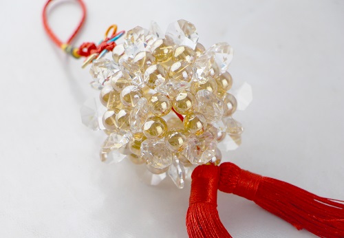 5月13日，在家做兼職的正規(guī)平臺(tái)，可靠的串珠手工，手工之家與合作的人員相互支持，合作共贏，圖為勵(lì)志珠珠繡串珠手工產(chǎn)品剪影