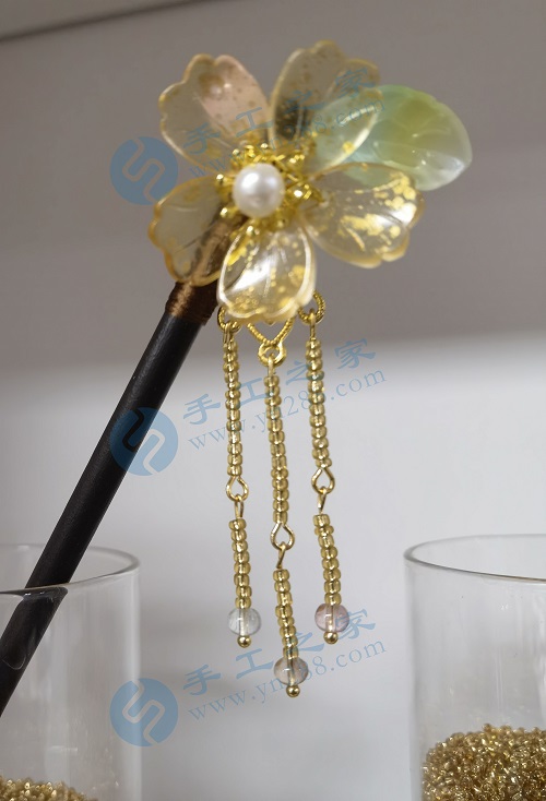 5月14日，在家可以做的兼職工作，拿回家做的手工項(xiàng)目，手工之家加工+銷售的合作模式如何，圖為勵(lì)志珠珠繡串珠手工產(chǎn)品剪影