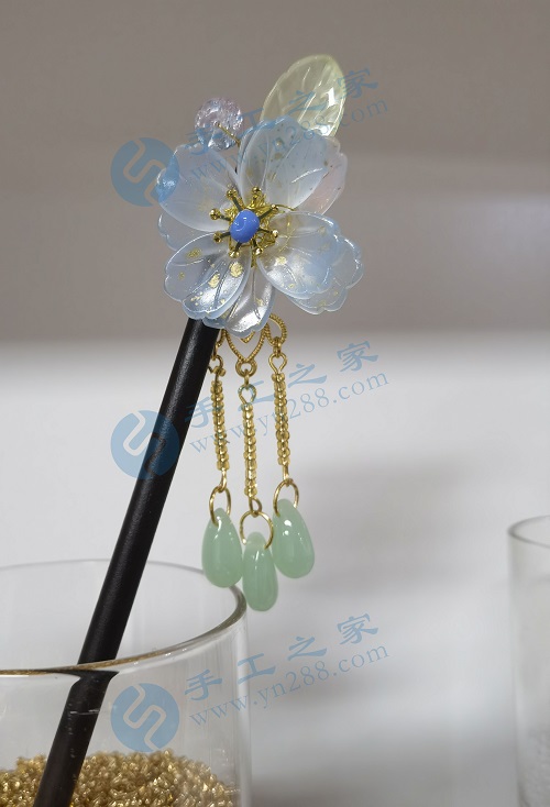 5月14日，在家可以做的兼職工作，拿回家做的手工項(xiàng)目，手工之家加工+銷售的合作模式如何，圖為勵(lì)志珠珠繡串珠手工產(chǎn)品剪影