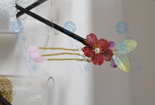 5月14日，在家可以做的兼職工作，拿回家做的手工項(xiàng)目，手工之家加工+銷售的合作模式如何，圖為勵(lì)志珠珠繡串珠手工產(chǎn)品剪影