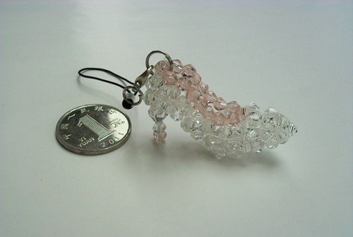 5月15日，可在家做的兼職手工活，在家做串珠手工掙錢，在手工之家，靈活就業(yè)創(chuàng)業(yè)好收入，圖為勵(lì)志珠珠繡串珠手工產(chǎn)品剪影