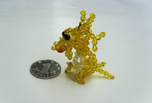 5月15日，可在家做的兼職手工活，在家做串珠手工掙錢，在手工之家，靈活就業(yè)創(chuàng)業(yè)好收入，圖為勵(lì)志珠珠繡串珠手工產(chǎn)品剪影