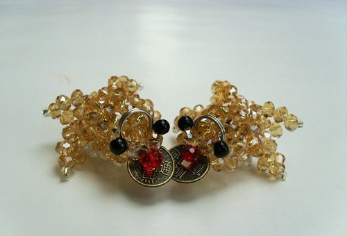 5月15日，可在家做的兼職手工活，在家做串珠手工掙錢，在手工之家，靈活就業(yè)創(chuàng)業(yè)好收入，圖為勵(lì)志珠珠繡串珠手工產(chǎn)品剪影