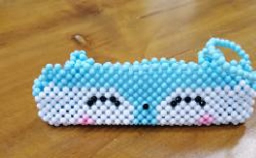 5月16日，外發(fā)手工領(lǐng)回家做，靈活就業(yè)好副業(yè)，正規(guī)+可靠，手工之家讓加工人員放心在家掙錢，圖為勵志珠珠繡串珠手工產(chǎn)品剪影