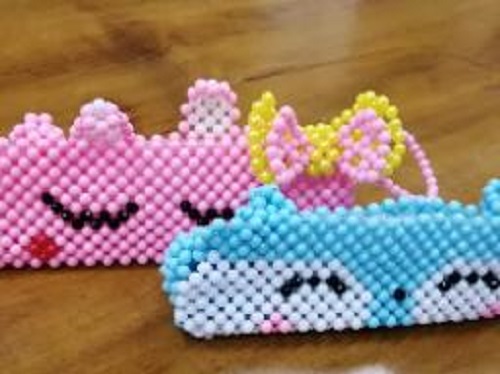 5月16日，外發(fā)手工領(lǐng)回家做，靈活就業(yè)好副業(yè)，正規(guī)+可靠，手工之家讓加工人員放心在家掙錢，圖為勵志珠珠繡串珠手工產(chǎn)品剪影