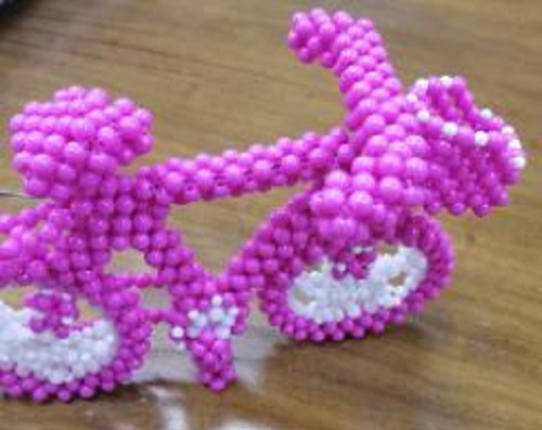 5月16日，外發(fā)手工領(lǐng)回家做，靈活就業(yè)好副業(yè)，正規(guī)+可靠，手工之家讓加工人員放心在家掙錢，圖為勵志珠珠繡串珠手工產(chǎn)品剪影