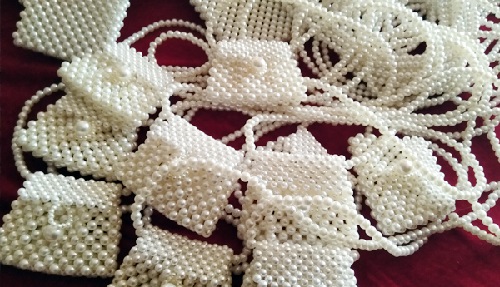 5月17日，手工活外發(fā)加工可靠嗎，純手工串珠靈活就業(yè)，手工之家平臺是平等開放的，圖為勵志珠珠繡串珠手工產(chǎn)品剪影