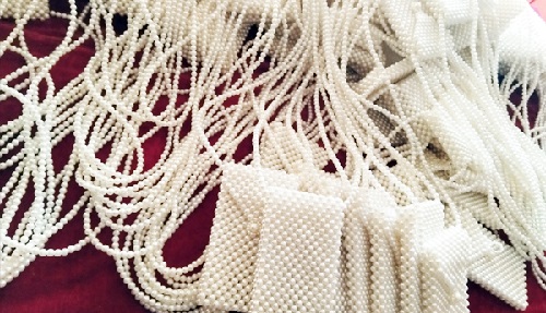 5月17日，手工活外發(fā)加工可靠嗎，純手工串珠靈活就業(yè)，手工之家平臺是平等開放的，圖為勵志珠珠繡串珠手工產(chǎn)品剪影