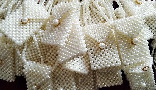 5月17日，手工活外發(fā)加工可靠嗎，純手工串珠靈活就業(yè)，手工之家平臺是平等開放的，圖為勵志珠珠繡串珠手工產(chǎn)品剪影