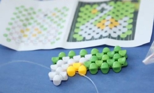 5月18日，外發(fā)加工接單，正規(guī)手工活兼職拿回家做，手工之家純手工項(xiàng)目的自帶優(yōu)勢(shì)，圖為勵(lì)志珠珠繡串珠手工產(chǎn)品剪影