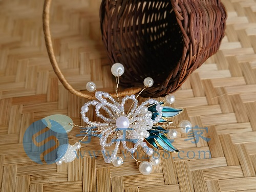 5月22日，家里干的手工活兼職，純手工加工項(xiàng)目，手工之家外發(fā)加工、成品銷售等都對(duì)外合作，圖為勵(lì)志珠珠繡串珠手工繡珠剪影