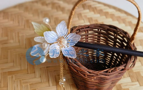 5月22日，家里干的手工活兼職，純手工加工項(xiàng)目，手工之家外發(fā)加工、成品銷售等都對(duì)外合作，圖為勵(lì)志珠珠繡串珠手工繡珠剪影