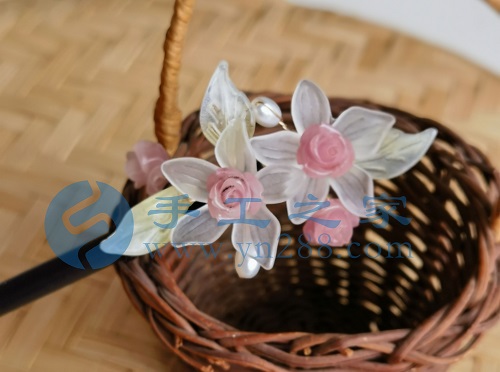 5月22日，家里干的手工活兼職，純手工加工項(xiàng)目，手工之家外發(fā)加工、成品銷售等都對(duì)外合作，圖為勵(lì)志珠珠繡串珠手工繡珠剪影