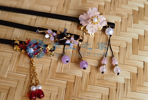 5月23日，外發(fā)手工領(lǐng)回家做，靈活就業(yè)手工項(xiàng)目，在家做手工掙錢，手工之家的手工項(xiàng)目適合農(nóng)村哪些人做，圖為勵(lì)志珠珠繡串珠手工產(chǎn)品剪影