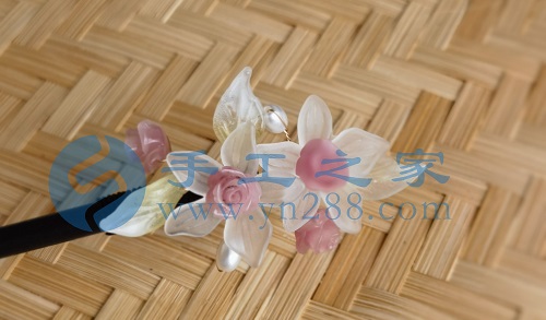 5月23日，外發(fā)手工領(lǐng)回家做，靈活就業(yè)手工項(xiàng)目，在家做手工掙錢，手工之家的手工項(xiàng)目適合農(nóng)村哪些人做，圖為勵(lì)志珠珠繡串珠手工產(chǎn)品剪影