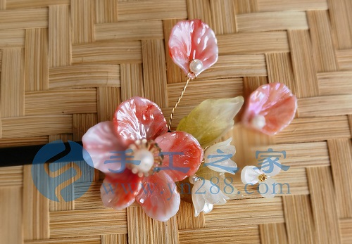 5月23日，外發(fā)手工領(lǐng)回家做，靈活就業(yè)手工項(xiàng)目，在家做手工掙錢，手工之家的手工項(xiàng)目適合農(nóng)村哪些人做，圖為勵(lì)志珠珠繡串珠手工產(chǎn)品剪影