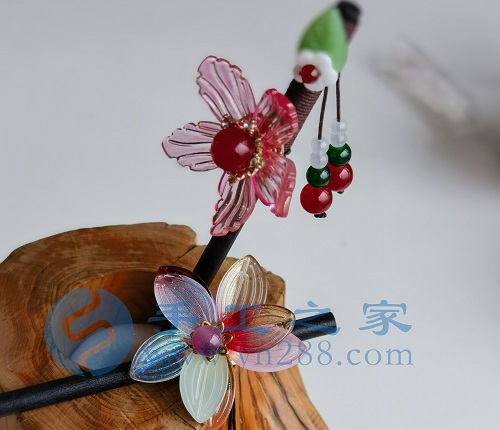 5月24日，手工活外發(fā)加工正規(guī)廠家直接發(fā)貨，純手工串珠，手工之家手工項目，在城市做的優(yōu)勢很明顯，圖為勵志珠珠繡串珠手工產(chǎn)品剪影