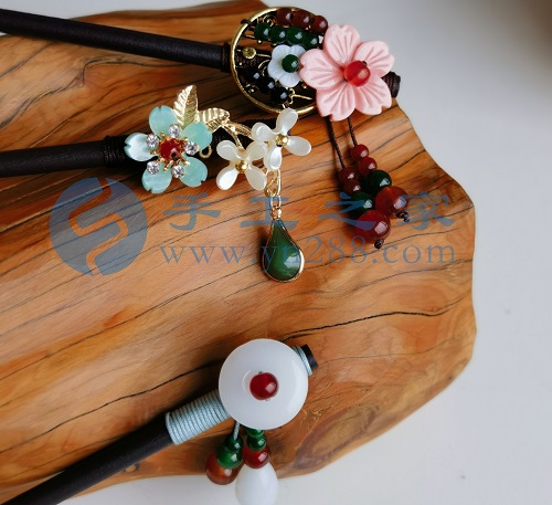 5月24日，手工活外發(fā)加工正規(guī)廠家直接發(fā)貨，純手工串珠，手工之家手工項目，在城市做的優(yōu)勢很明顯，圖為勵志珠珠繡串珠手工產(chǎn)品剪影