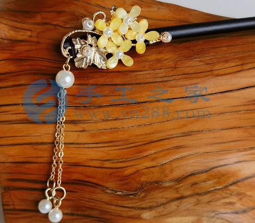 5月25日，在家做的手工活正規(guī)平臺 拿回家做的手工項目，手工之家的成品銷售為手工事業(yè)保駕護航，圖為勵志珠珠繡串珠手工產(chǎn)品剪影