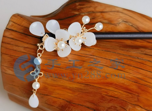 5月25日，在家做的手工活正規(guī)平臺 拿回家做的手工項目，手工之家的成品銷售為手工事業(yè)保駕護航，圖為勵志珠珠繡串珠手工產(chǎn)品剪影