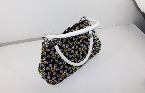 5月27日，外發(fā)手工活正規(guī)平臺，適合的串珠手工項(xiàng)目，手工之家的產(chǎn)品發(fā)展帶來巨大利潤空間，圖為勵(lì)志珠珠繡串珠手工產(chǎn)品剪影