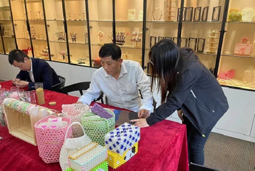 用手工為殘疾人鋪就一條幸福路 —— 記河北殘疾人創(chuàng)業(yè)基地領(lǐng)導(dǎo)一行到手工之家考察洽談 用手工為殘疾人鋪就一條幸福路 —— 記河北殘疾人創(chuàng)業(yè)基地領(lǐng)導(dǎo)一行到手工之家考察洽談