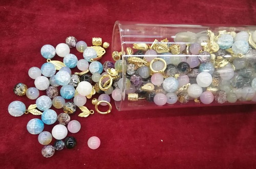 5月28日，寶媽手工活兼職，正規(guī)珠繡串珠手工廠家，手工之家的長期穩(wěn)定是有原因的，圖為勵志珠珠繡串珠手工材料剪影