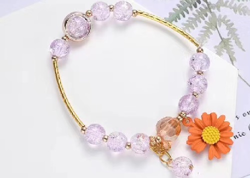 5月29日，外發(fā)加工接單平臺(tái)，靈活就業(yè)手工飾品廠(chǎng)項(xiàng)目，月底了，手工之家手工好，才有更好的合作和收入，圖為勵(lì)志珠珠繡串珠手工產(chǎn)品剪影