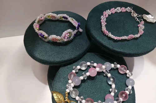 5月29日，外發(fā)加工接單平臺(tái)，靈活就業(yè)手工飾品廠(chǎng)項(xiàng)目，月底了，手工之家手工好，才有更好的合作和收入，圖為勵(lì)志珠珠繡串珠手工產(chǎn)品剪影