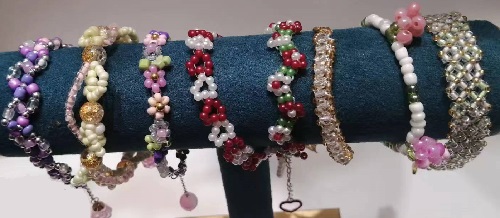 5月30日，手工活外發(fā)加工網(wǎng)，靈活就業(yè)好項(xiàng)目，傳承傳統(tǒng)手工，手工之家的外發(fā)手工項(xiàng)目如何，圖為勵(lì)志珠珠繡串珠手工產(chǎn)品剪影